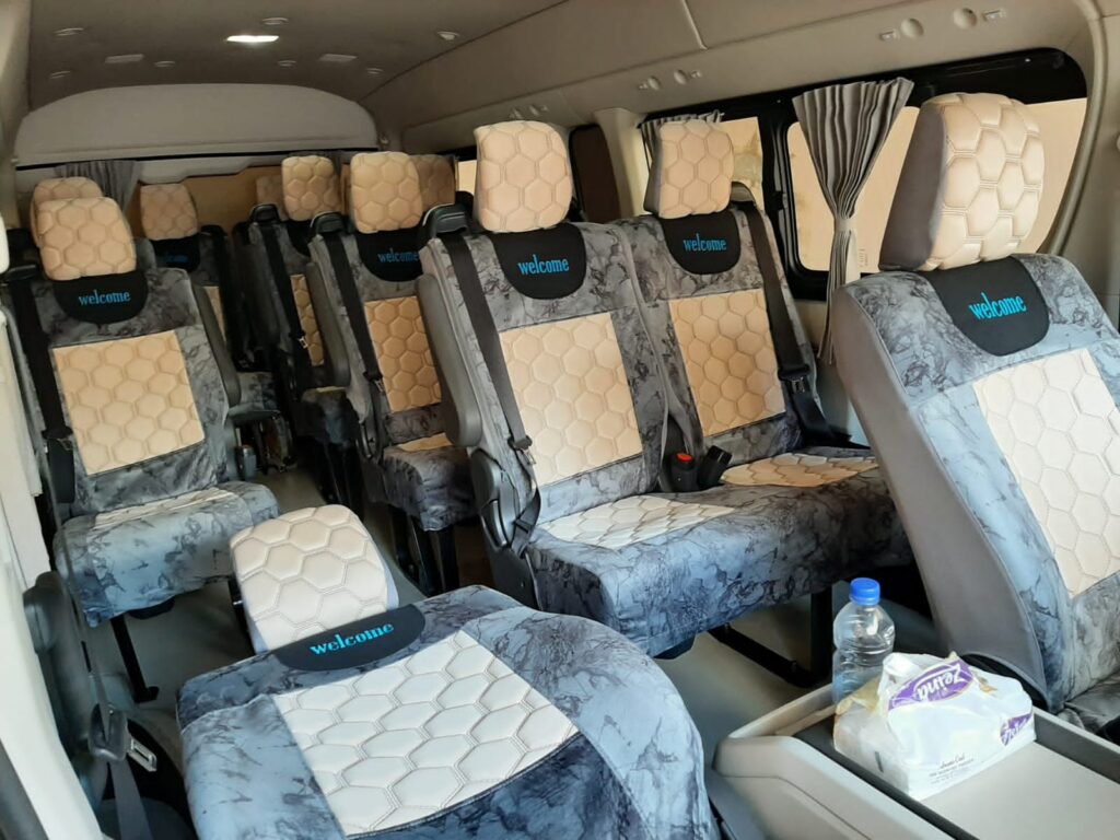 ايجار تويوتا 13 كرسي الي وادى الريان